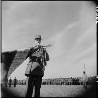 Front de l'Atlantique : visite du général de Gaulle auprès des troupes ayant participé aux combats de libération des poches de résistance du sud-ouest.