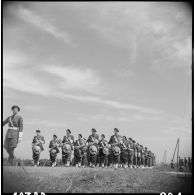 Lors d'une prise d'armes présidée par le général de Gaulle, la fanfare de la Brigade Rac des Forces françaises de l'intérieur (FFI), devenue 50e régiment d'infanterie (50e RI) défle.