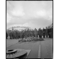 Cérémonie de ravivage de la flamme et dépôt de gerbes sur la tombe du Soldat inconnu.