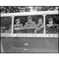 A l'occasion d'une cérémonie de ravivage de la flamme sur la tombe du Soldat inconnu, des déportés politiques se trouvent dans un autobus, affrété par le ministère des prisonniers, déportés et réfugiés.