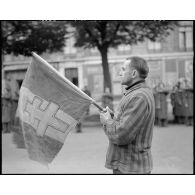 Des déportés politiques quittent l'Arc de Triomphe à l'issue d'une cérémonie de ravivage de la flamme sur la tombe du Soldat inconnu.