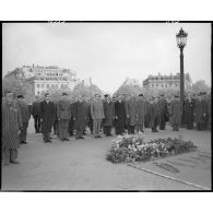 Cérémonie de ravivage de la flamme et dépôt de gerbes sur la tombe du Soldat inconnu.