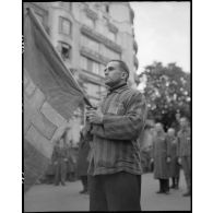 Des déportés politiques quittent l'Arc de Triomphe à l'issue d'une cérémonie de ravivage de la flamme sur la tombe du Soldat inconnu.