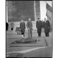 Cérémonie de ravivage de la flamme par un déporté politique sur la tombe du Soldat inconnu.