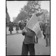 Des déportés politiques quittent l'Arc de Triomphe à l'issue d'une cérémonie de ravivage de la flamme sur la tombe du Soldat inconnu.
