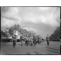 Des déportés politiques arrivent en ordre serré à l'Arc de Triomphe pour participer au ravivage de la flamme sur la tombe du Soldat inconnu.