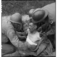 Les premiers soins sont dispensés à un soldat nord-africain blessé lors des combats devant Fützen.