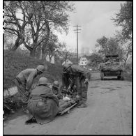 Un soldat nord-africain, blessé lors d'un accrochage devant Fützen, est évacué sur un brancard par une équipe médicale et des marsouins de la 9e division d'infanterie coloniale (9e DIC).