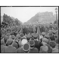 Fête de la victoire à Paris : cérémonie d'hommage aux combattants et aux Alliés.