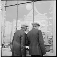 Présentation de photographies du service cinématographique de l'armée (SCA) sur les combats menés par l'armée française pour la Libération.