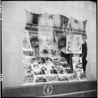 Présentation de photographies du service cinématographique de l'armée (SCA) sur les combats menés par l'armée française pour la Libération.