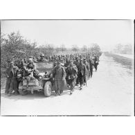 Prisonniers de guerre allemands guidés par une jeep de l'armée américaine sur l'autostrade entre Munich et Salzbourg.