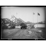 Des véhicules franchissent le Rhin sur un pont mis en place par le Génie de la 1re armée.