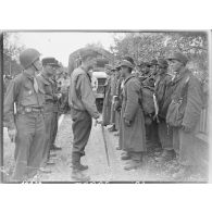 Soldats français sous uniforme SS, prisonniers de la 2e division blindée (2e DB).