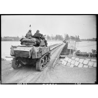 Franchissement du Rhin par des blindés de la 2e division blindée (2e DB) pour un retour en France.