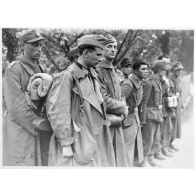 Soldats français sous uniforme SS, prisonniers de la 2e division blindée (2e DB).