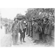 Soldats français sous uniforme SS, prisonniers de la 2e division blindée (2e DB).
