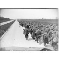Colonnes de prisonniers de guerre allemands sur l'autostrade entre Munich et Salzbourg.