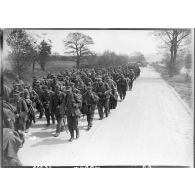 Colonnes de prisonniers de guerre allemands sur l'autostrade entre Munich et Salzbourg.