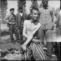 Portrait d'un jeune déporté polonais dans le camp de concentration de Dachau libéré.