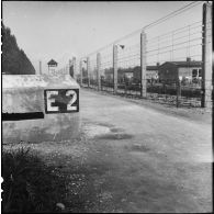 L'enceinte barbelée et des baraquements du camp de concentration de Dachau libéré.