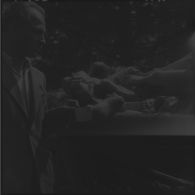 Dans le camp de concentration de Dachau libéré, les cadavres de déportés sont identifiés.