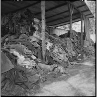 Amoncellement de vêtements de déportés dans le camp de concentration de Dachau libéré.