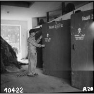 Un détenu du camp de concentration de Dachau libéré ouvre les caissons à gaz de la buanderie.