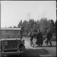 Une jeep Willys de la 2e division blindée (2e DB), baptisée Mainy, croise des prisonniers allemands.