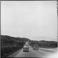 Jeep Mainy de la 2e division blindée (2e DB) circulant sur l'autostrade entre Munich et Salzbourg.