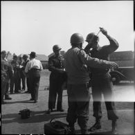 Les vêtements de toute personne entrant ou sortant du camp de concentration de Dachau libéré sont désinfectés.