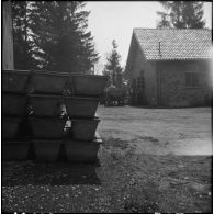 Des cercueils sont entassés dans le camp de concentration de Dachau libéré.