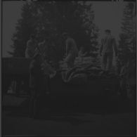 Dans le camp de concentration de Dachau, des cadavres de déportés sont chargés sur des charrettes pour être inhumés.