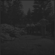 Dans le camp de concentration, des cadavres de déportés sont chargés sur des charrettes pour être inhumés.