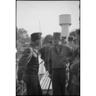 Le général de corps d'armée Leclerc, commandant la 2e DB, discute avec un officier américain sur les bords du lac d'Ammersee.