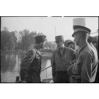 Le général de corps d'armée Leclerc, commandant la 2e DB, discute avec un officier américain sur les bords du lac d'Ammersee.