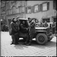 Des personnels français et britanniques posent près d'une jeep Willys, peut-être dans Rastatt.
