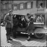 Des personnels français et britanniques posent près d'une jeep Willys, peut-être dans Rastatt.