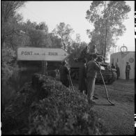 Un obusier de 75 mm de la 2e division blindée (2e DB) franchit le Rhin sur un pont Treadway entre Rastatt et Seltz pour rentrer en France.