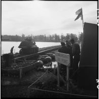 Colonne de chars légers Stuart M3A3 de la 2e division blindée (2e DB) franchissant le Rhin.
