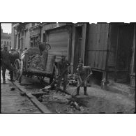 Prisonniers de guerre allemands au travail dans Dunkerque.
