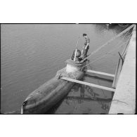 Sous-marin de poche allemand de type Seehund, appartenant au Kleinkamppfverband (ou K Verband), dans le port de Dunkerque.