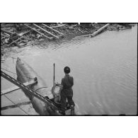 Sous-marin de poche allemand de type Seehund, appartenant au Kleinkamppfverband (ou K Verband), dans le port de Dunkerque.