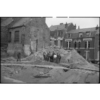 Des prisonniers allemands travaillent au déblaiement des décombres et gravats dans la ville de Dunkerque.