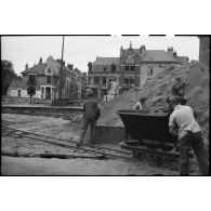 Prisonniers de guerre allemands au travail dans Dunkerque en ruine.