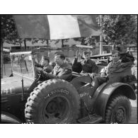 Jules Carron, millionième prisonnier français libéré rapatrié, circule dans les rues de Paris à bord d'un Dodge command car de l'armée américaine.