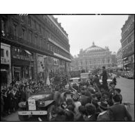 Jules Carron, millionième prisonnier français libéré rapatrié, circule dans le quartier de l'opéra à bord d'un Dodge command car de l'armée américaine.