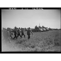 Les autorités passent en revue les chars du 12e régiment de cuirassiers (12e RC) de la 2e division blindée (2e DB) lors d'une cérémonie près d'Augsbourg.