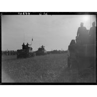 Mise en place des blindés pour le défilé qui va clore la cérémonie avec des unités de la 2e division blindée (2e DB) sur un aérodrome près d'Augsbourg.