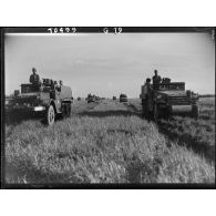 Les half-tracks Bessif et Parichon-Duffresnoy du 6e escadron de combat du 1er régiment de marche de spahis marocains (1er RMSM) de la 2e division blindée (2e DB) défilent à l'issue d'une cérémonie à proximité d'Augsbourg.